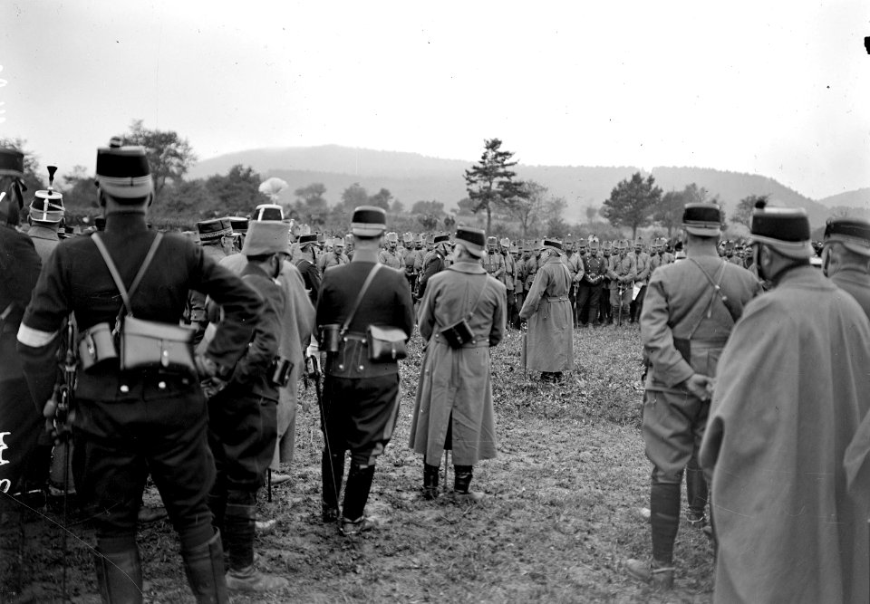 Offiziere bei der Manöverkritik mit General Wille - CH-BAR - 3239127