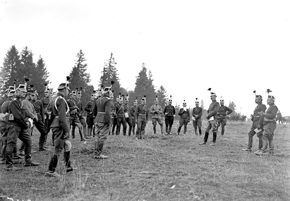 Offiziere der Kavallerie Brigade 1 bei der Manöverkritik - CH-BAR - 3239131