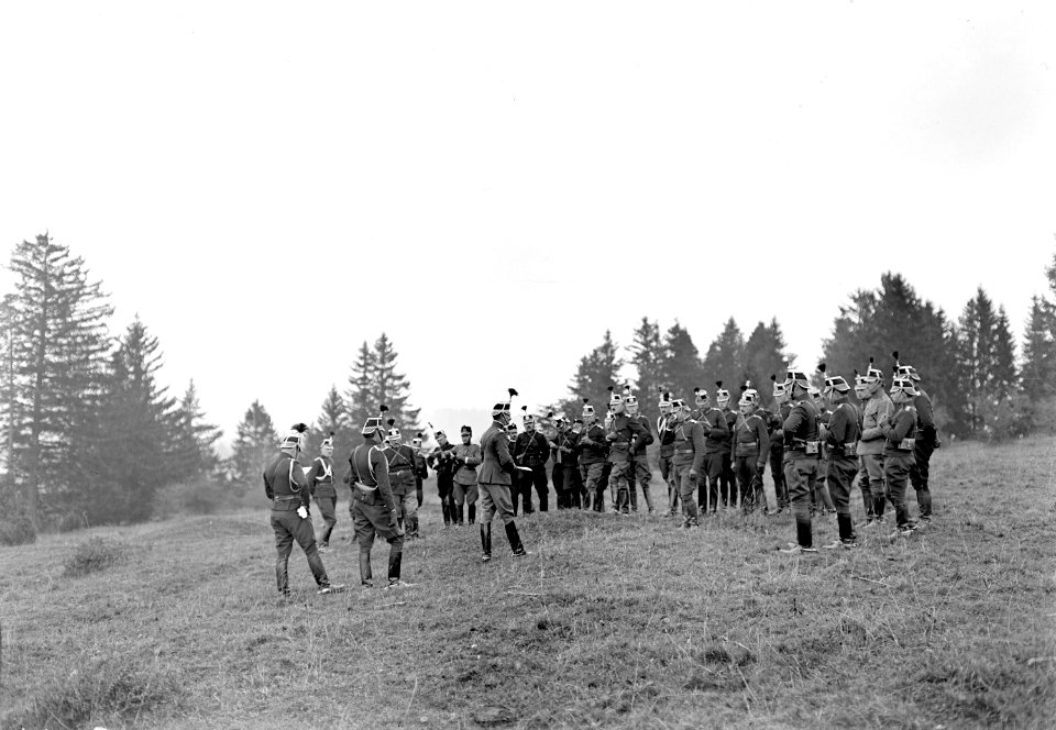 Offiziere der Kavallerie Brigade 1 bei der Manöverkritik - CH-BAR - 3239132