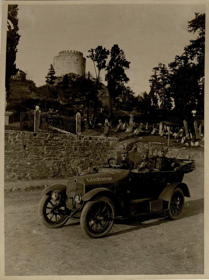 Offiziere der 21. Batterie unterwegs in in Istanbul (Konstantinopel) , am Steuer Hauptmann Manauschek (BildID 15544601)