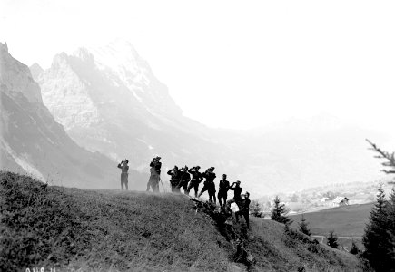 Offiziere bei der Zielhangbeobachtung des Maschinengewehrs - CH-BAR - 3240890