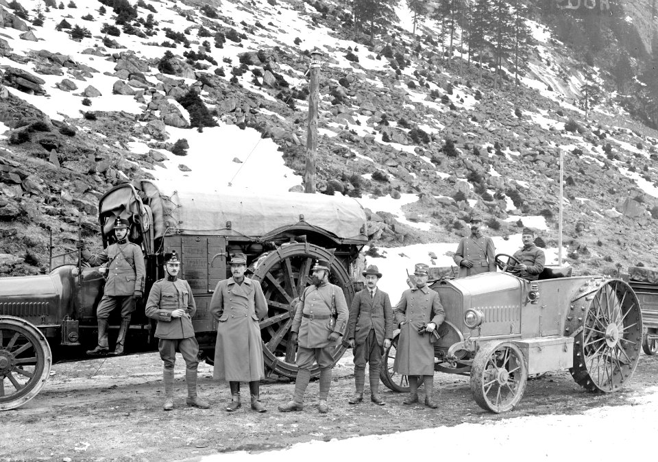 Offiziere der Traktorkolonne vor den Fahrzeugen - CH-BAR - 3241117