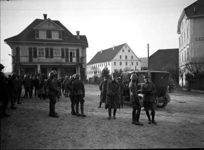 Offiziere nach der Uebungsbesprechung - CH-BAR - 3241526