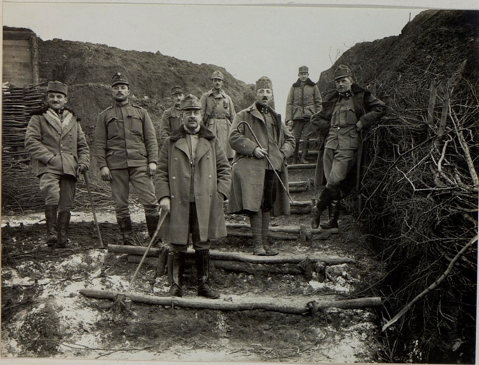 Offiziere im Laufgraben bei der Kavallerie Schützendivision bei SINKOW. (BildID 15448387)