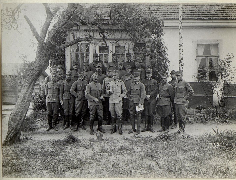 Offiziere und Soldaten posieren vor einem Soldatenheim im Abschnitt der 4. k.u.k. Armee (BildID 15686255)