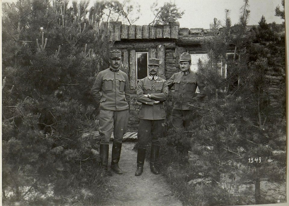 Offiziere und Soldaten posieren vor einem Soldatenheim im Abschnitt der 4. k.u.k. Armee (BildID 15686325)