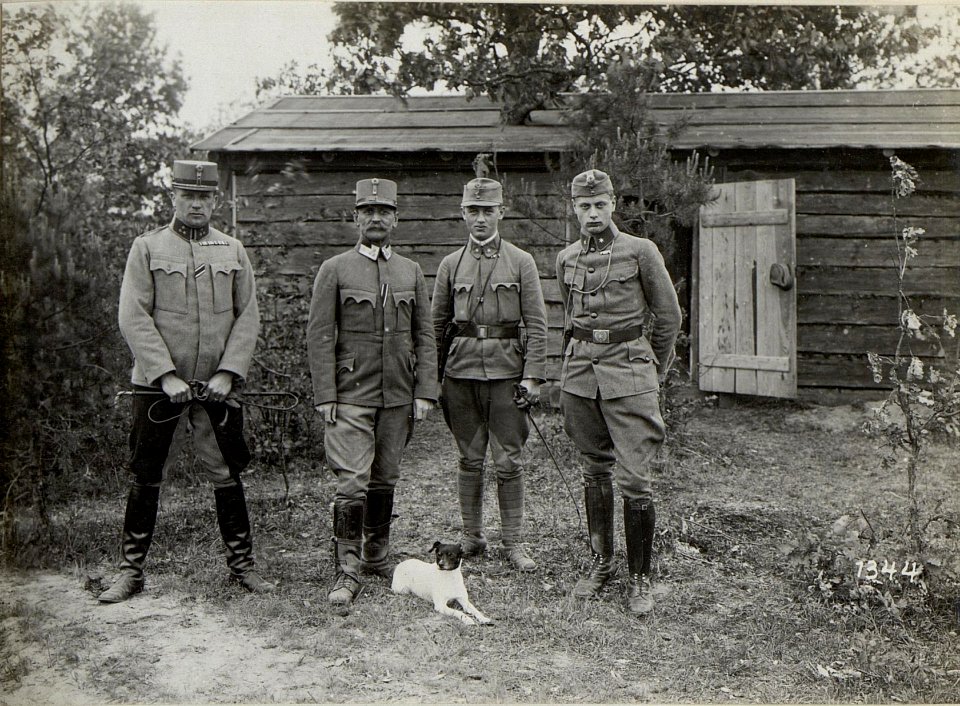 Offiziere und Soldaten posieren vor einem Soldatenheim im Abschnitt der 4. k.u.k. Armee (BildID 15686290)