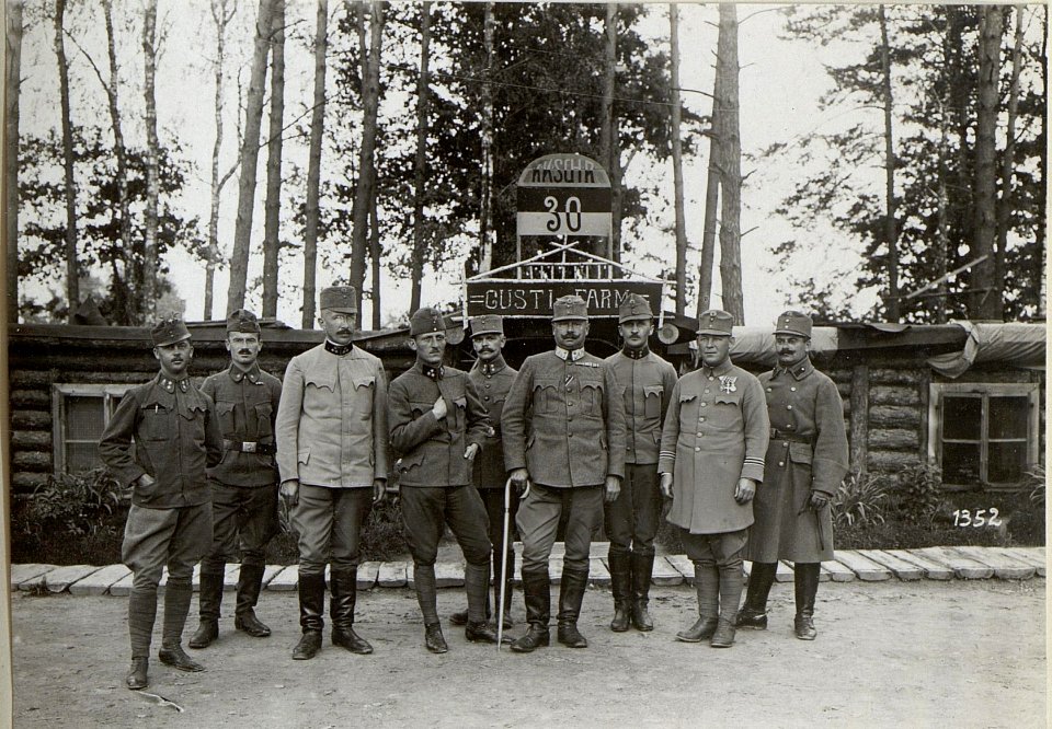 Offiziere und Soldaten posieren vor einem Soldatenheim im Abschnitt der 4. k.u.k. Armee (BildID 15686346)