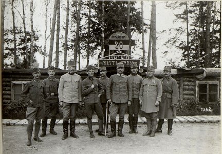 Offiziere und Soldaten posieren vor einem Soldatenheim im Abschnitt der 4. k.u.k. Armee (BildID 15686346)