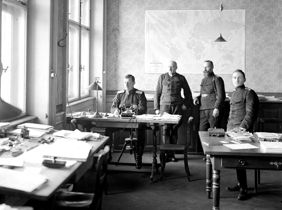Offiziere im Büro des Automobildienstes - CH-BAR - 3241842