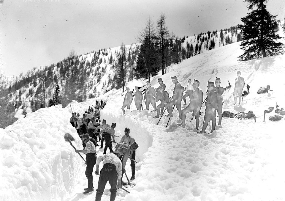 Offiziere kontrollieren die Schneeräumarbeiten im Tiefschnee - CH-BAR - 3239537