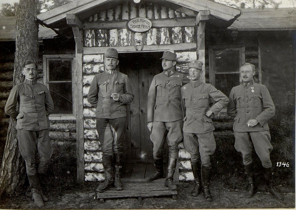 Offiziere und Soldaten posieren vor einem Soldatenheim im Abschnitt der 4. k.u.k. Armee (BildID 15686304)
