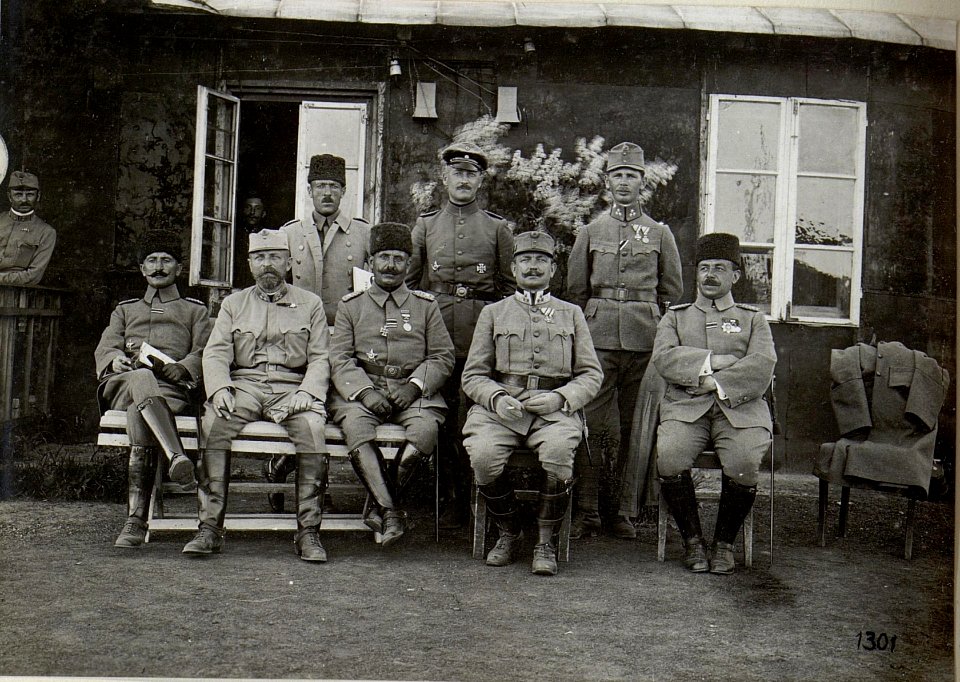 Offiziere und Soldaten posieren vor einem Soldatenheim im Abschnitt der 4. k.u.k. Armee (BildID 15686005)
