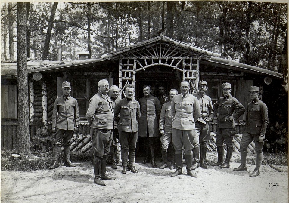 Offiziere und Soldaten posieren vor einem Soldatenheim im Abschnitt der 4. k.u.k. Armee (BildID 15686311)