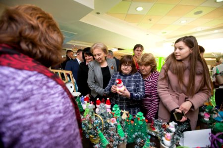04.12.2019 Participarea Președintelui Parlamentului la deschiderea Expoziției cu vânzare a lucrărilor confecționate de către persoane cu dizabilități și copii din centrele de plasament (49167339858)
