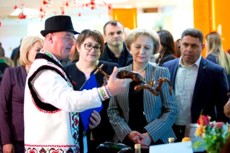 04.12.2019 Participarea Președintelui Parlamentului la deschiderea Expoziției cu vânzare a lucrărilor confecționate de către persoane cu dizabilități și copii din centrele de plasament (49167341858)