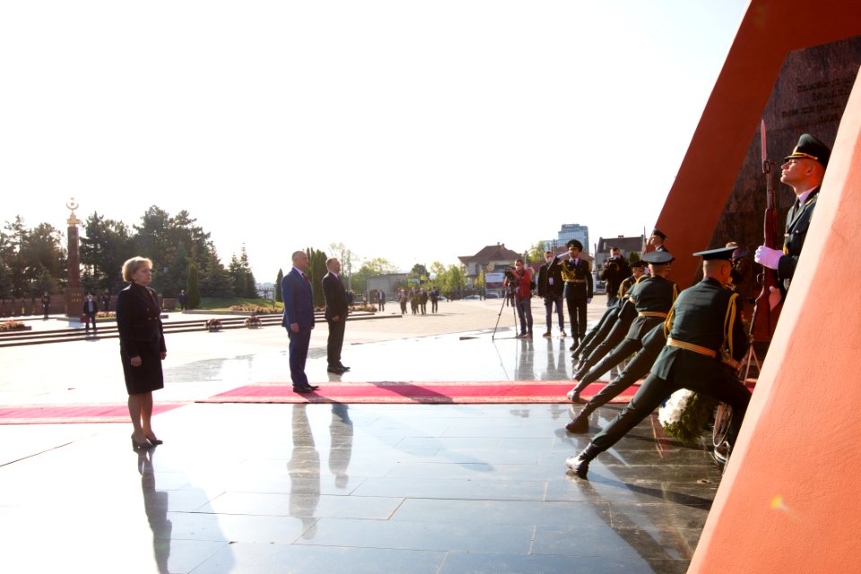 09.05.2020 Ceremonia de depunere de flori cu ocazia Zilei Victoriei și comemorării eroilor căzuți pentru Independența Patriei, cu participarea Președintelui Parlamentului (49872602518)