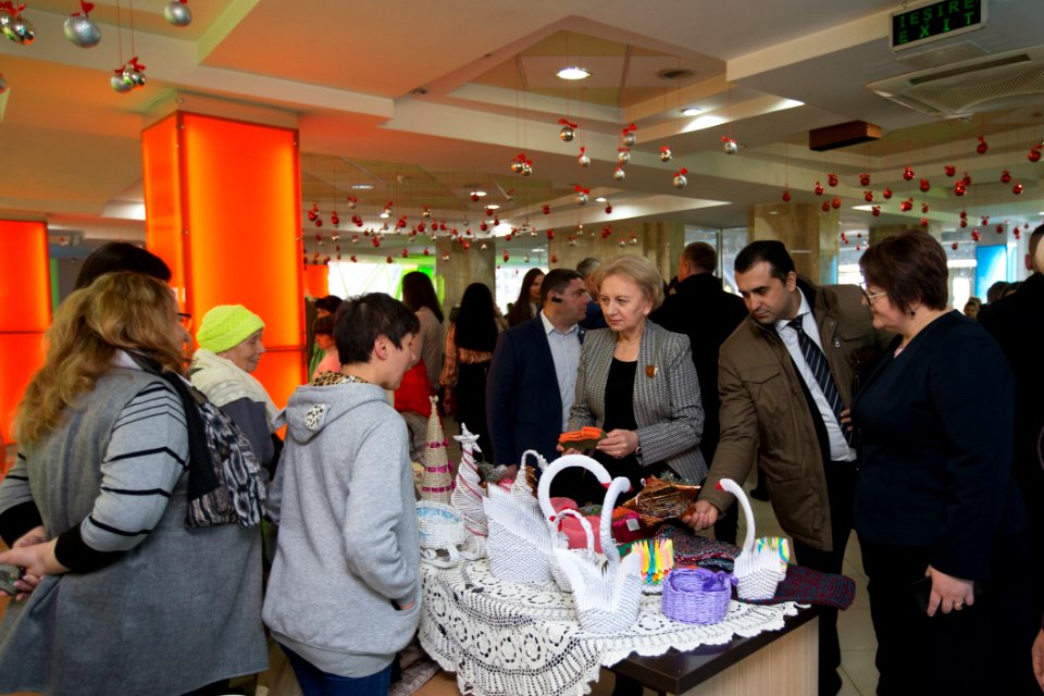 04.12.2019 Participarea Președintelui Parlamentului la deschiderea Expoziției cu vânzare a lucrărilor confecționate de către persoane cu dizabilități și copii din centrele de plasament (49167817451)