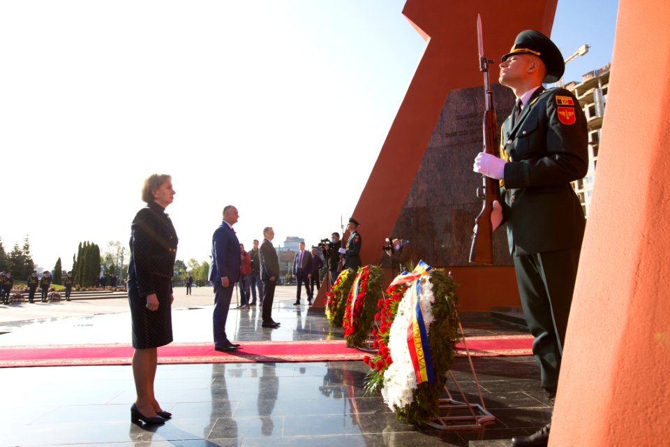 09.05.2020 Ceremonia de depunere de flori cu ocazia Zilei Victoriei și comemorării eroilor căzuți pentru Independența Patriei, cu participarea Președintelui Parlamentului (49872602443)