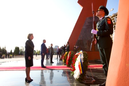 09.05.2020 Ceremonia de depunere de flori cu ocazia Zilei Victoriei și comemorării eroilor căzuți pentru Independența Patriei, cu participarea Președintelui Parlamentului (49872602443)