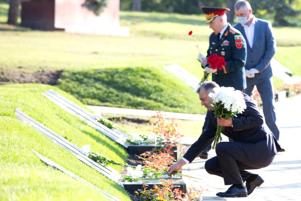 09.05.2020 Ceremonia de depunere de flori cu ocazia Zilei Victoriei și comemorării eroilor căzuți pentru Independența Patriei, cu participarea Președintelui Parlamentului (49872602833)