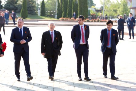 09.05.2020 Ceremonia de depunere de flori cu ocazia Zilei Victoriei și comemorării eroilor căzuți pentru Independența Patriei, cu participarea Președintelui Parlamentului (49872602953)
