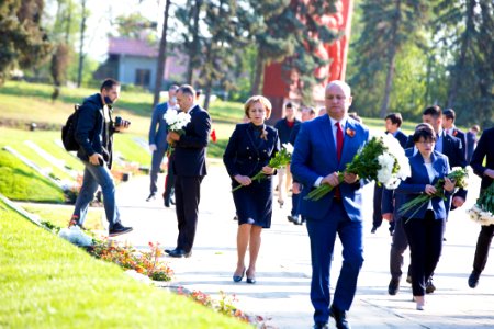 09.05.2020 Ceremonia de depunere de flori cu ocazia Zilei Victoriei și comemorării eroilor căzuți pentru Independența Patriei, cu participarea Președintelui Parlamentului (49872602798)