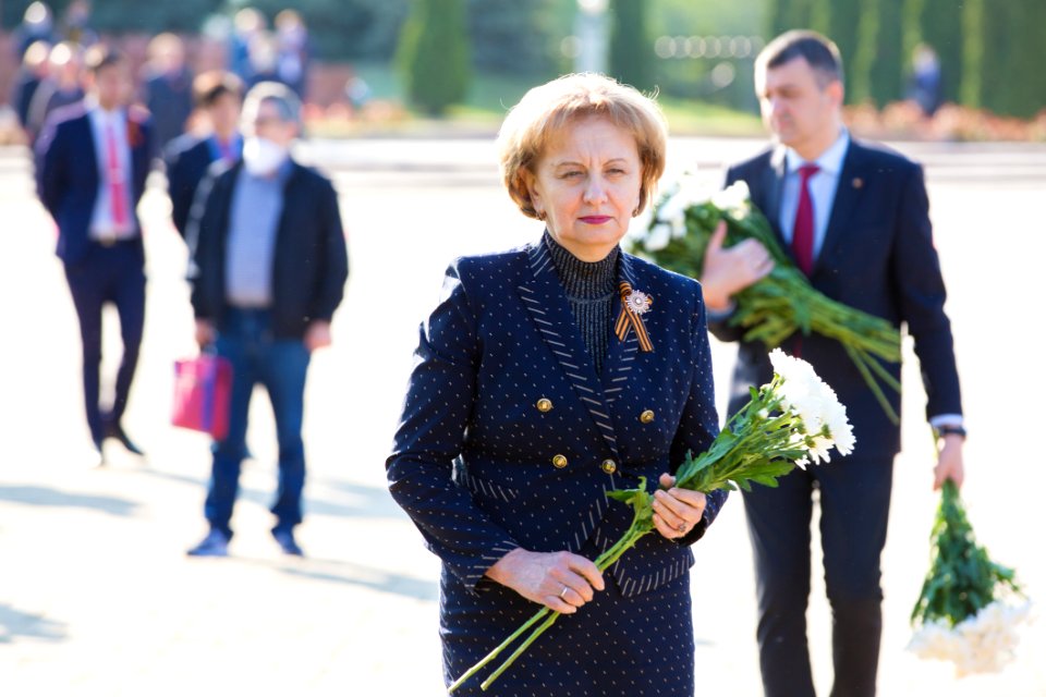 09.05.2020 Ceremonia de depunere de flori cu ocazia Zilei Victoriei și comemorării eroilor căzuți pentru Independența Patriei, cu participarea Președintelui Parlamentului (49872603058)