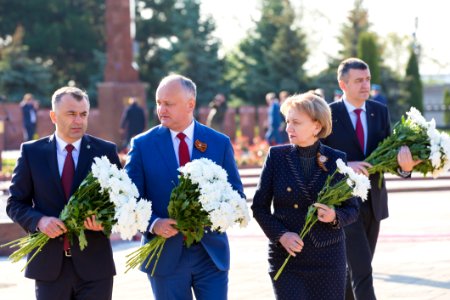 09.05.2020 Ceremonia de depunere de flori cu ocazia Zilei Victoriei și comemorării eroilor căzuți pentru Independența Patriei, cu participarea Președintelui Parlamentului (49873133241)