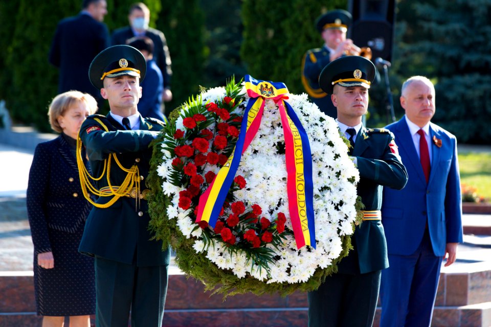 09.05.2020 Ceremonia de depunere de flori cu ocazia Zilei Victoriei și comemorării eroilor căzuți pentru Independența Patriei, cu participarea Președintelui Parlamentului (49872603378)