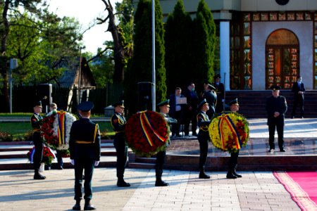 09.05.2020 Ceremonia de depunere de flori cu ocazia Zilei Victoriei și comemorării eroilor căzuți pentru Independența Patriei, cu participarea Președintelui Parlamentului (49872603613)