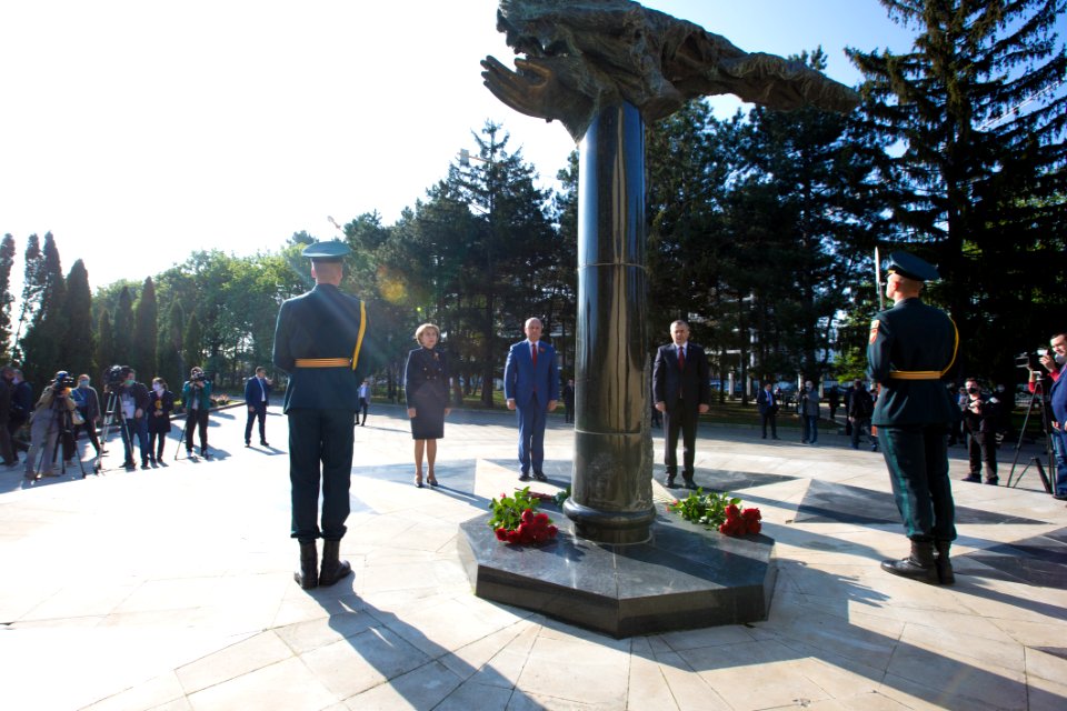 09.05.2020 Ceremonia de depunere de flori cu ocazia Zilei Victoriei și comemorării eroilor căzuți pentru Independența Patriei, cu participarea Președintelui Parlamentului (49873133296)
