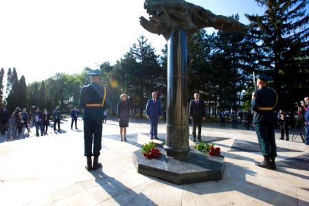 09.05.2020 Ceremonia de depunere de flori cu ocazia Zilei Victoriei și comemorării eroilor căzuți pentru Independența Patriei, cu participarea Președintelui Parlamentului (49873133296)