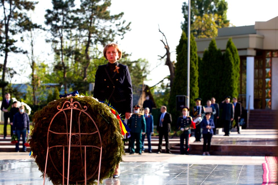 09.05.2020 Ceremonia de depunere de flori cu ocazia Zilei Victoriei și comemorării eroilor căzuți pentru Independența Patriei, cu participarea Președintelui Parlamentului (49872603203)