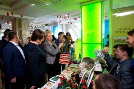 04.12.2019 Participarea Președintelui Parlamentului la deschiderea Expoziției cu vânzare a lucrărilor confecționate de către persoane cu dizabilități și copii din centrele de plasament (49168047362)