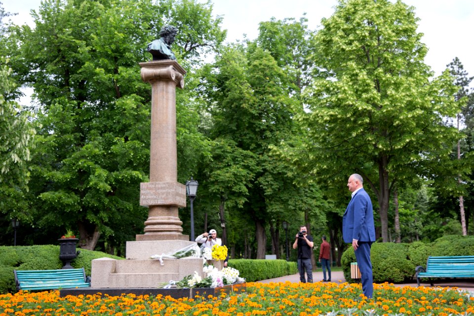 06.06.2020 Depunere de flori la monumentul lui Aleksandr Puşkin (49975616253)