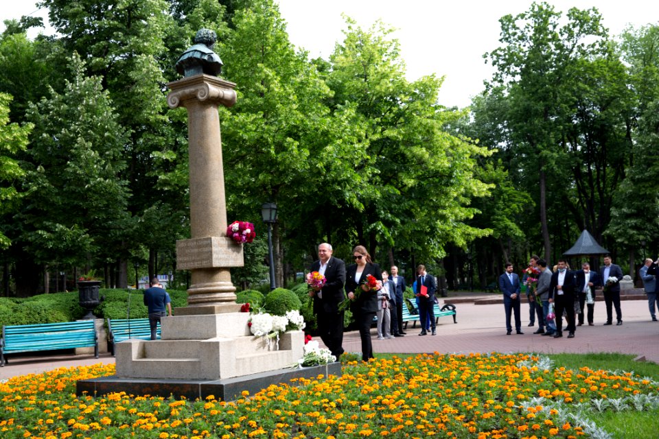 06.06.2020 Depunere de flori la monumentul lui Aleksandr Puşkin (49976128571)