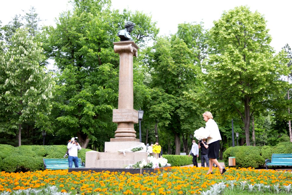 06.06.2020 Depunere de flori la monumentul lui Aleksandr Puşkin (49975616173)