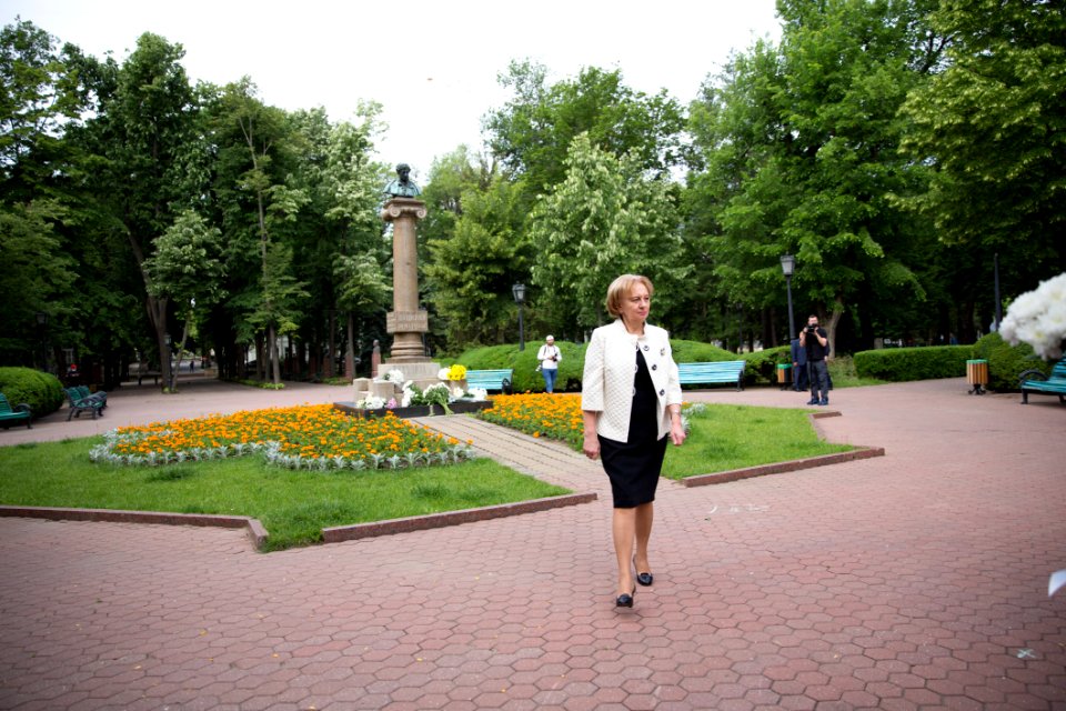 06.06.2020 Depunere de flori la monumentul lui Aleksandr Puşkin (49976129511)
