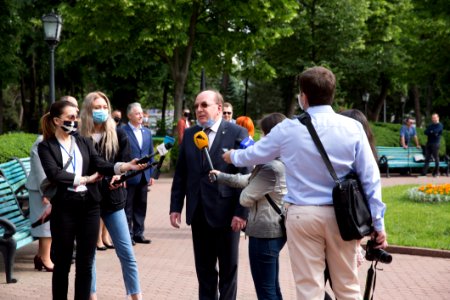 06.06.2020 Depunere de flori la monumentul lui Aleksandr Puşkin (49976128496)