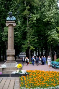 06.06.2020 Depunere de flori la monumentul lui Aleksandr Puşkin (49976390992)