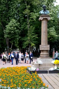 06.06.2020 Depunere de flori la monumentul lui Aleksandr Puşkin (49976130191)