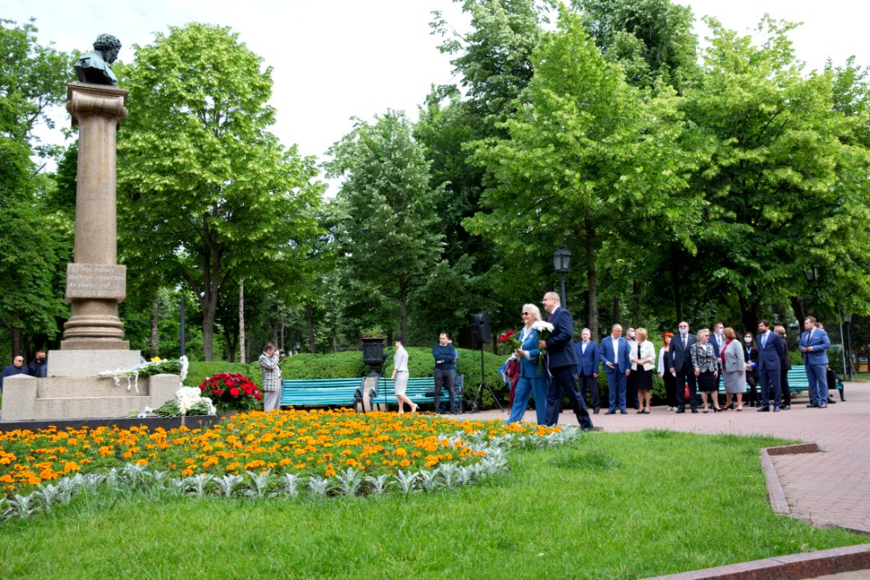06.06.2020 Depunere de flori la monumentul lui Aleksandr Puşkin (49975615483)
