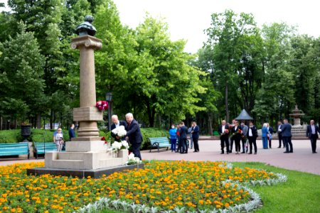 06.06.2020 Depunere de flori la monumentul lui Aleksandr Puşkin (49976128691)