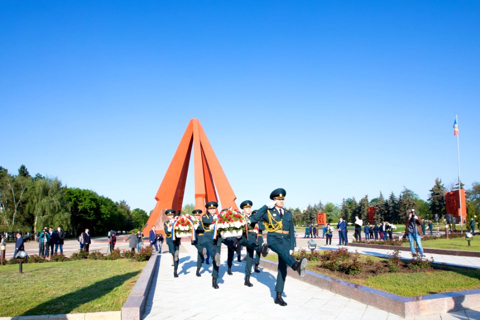 09.05.2020 Ceremonia de depunere de flori cu ocazia Zilei Victoriei și comemorării eroilor căzuți pentru Independența Patriei, cu participarea Președintelui Parlamentului (49872602208)