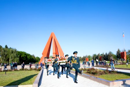 09.05.2020 Ceremonia de depunere de flori cu ocazia Zilei Victoriei și comemorării eroilor căzuți pentru Independența Patriei, cu participarea Președintelui Parlamentului (49872602208)