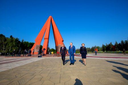09.05.2020 Ceremonia de depunere de flori cu ocazia Zilei Victoriei și comemorării eroilor căzuți pentru Independența Patriei, cu participarea Președintelui Parlamentului (49873133816)