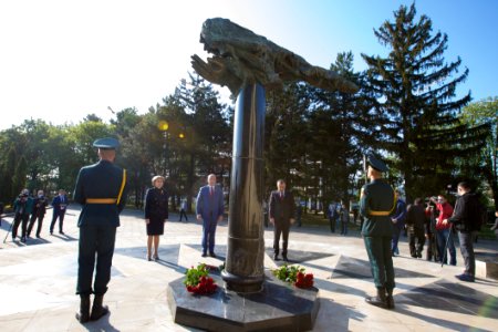 09.05.2020 Ceremonia de depunere de flori cu ocazia Zilei Victoriei și comemorării eroilor căzuți pentru Independența Patriei, cu participarea Președintelui Parlamentului (49873443897)