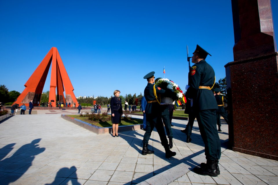 09.05.2020 Ceremonia de depunere de flori cu ocazia Zilei Victoriei și comemorării eroilor căzuți pentru Independența Patriei, cu participarea Președintelui Parlamentului (49873444132)