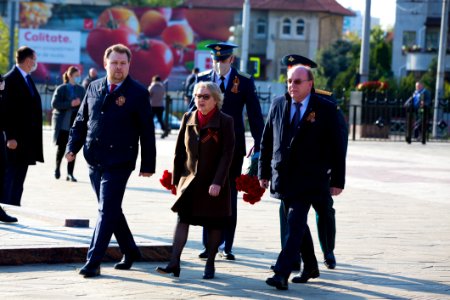 09.05.2020 Ceremonia de depunere de flori cu ocazia Zilei Victoriei și comemorării eroilor căzuți pentru Independența Patriei, cu participarea Președintelui Parlamentului (49873134931)